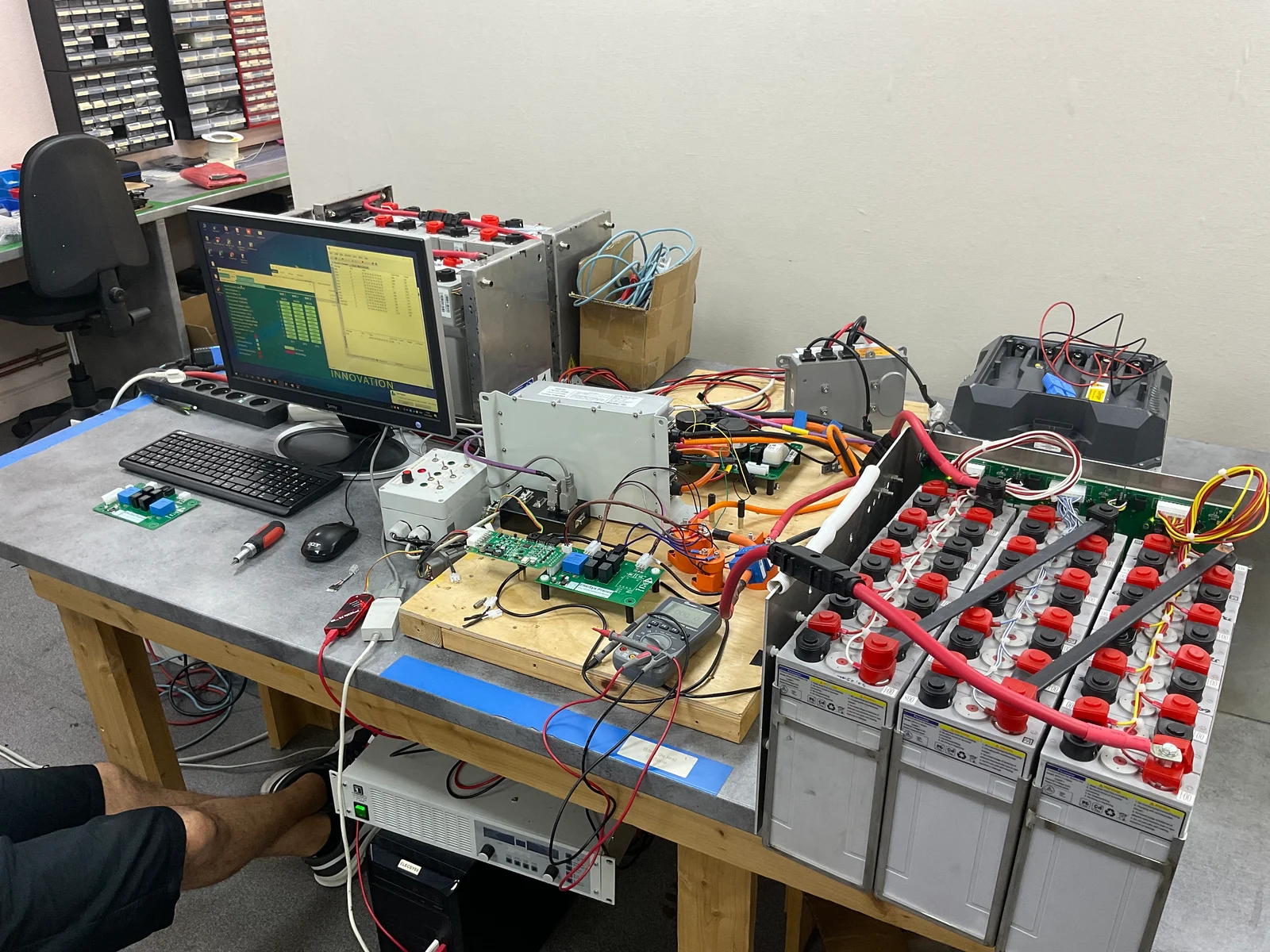 Test bench for electric-vehicle batteries and battery-management systems