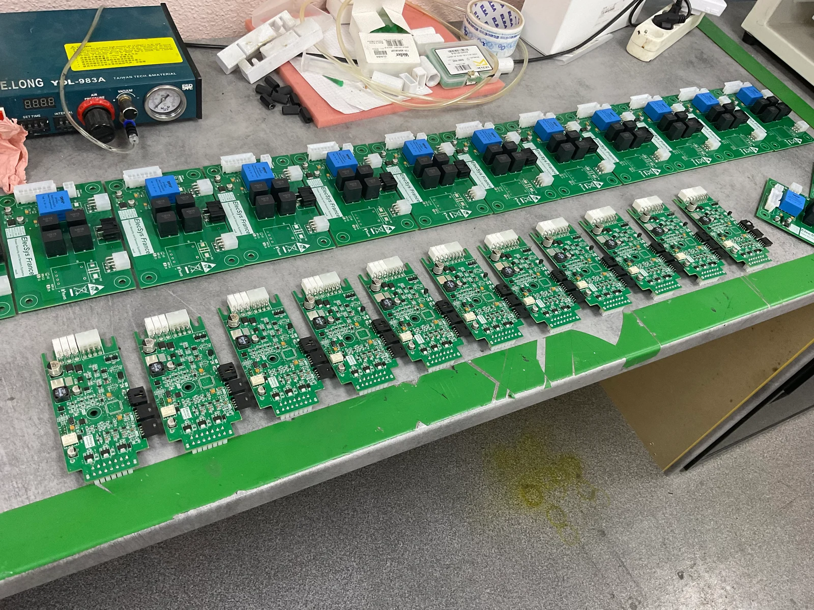 Elektronikkarten für Elektrofahrzeuge auf dem Prüftisch