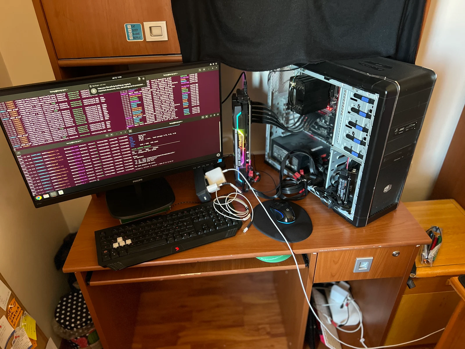 Offener Homelab-Rechner mit laufendem Terminal