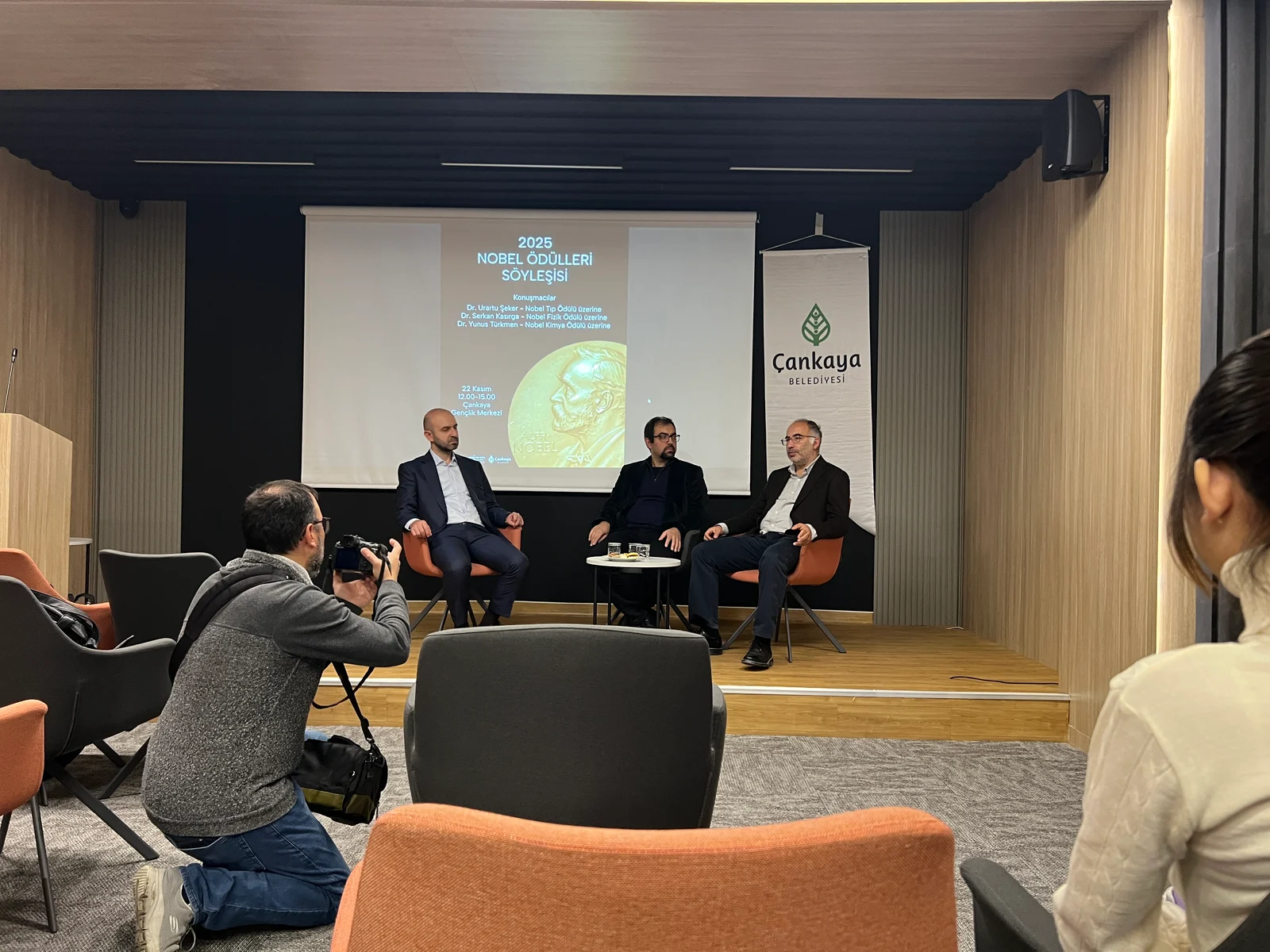 Podiumsdiskussion bei einer Universitätsveranstaltung