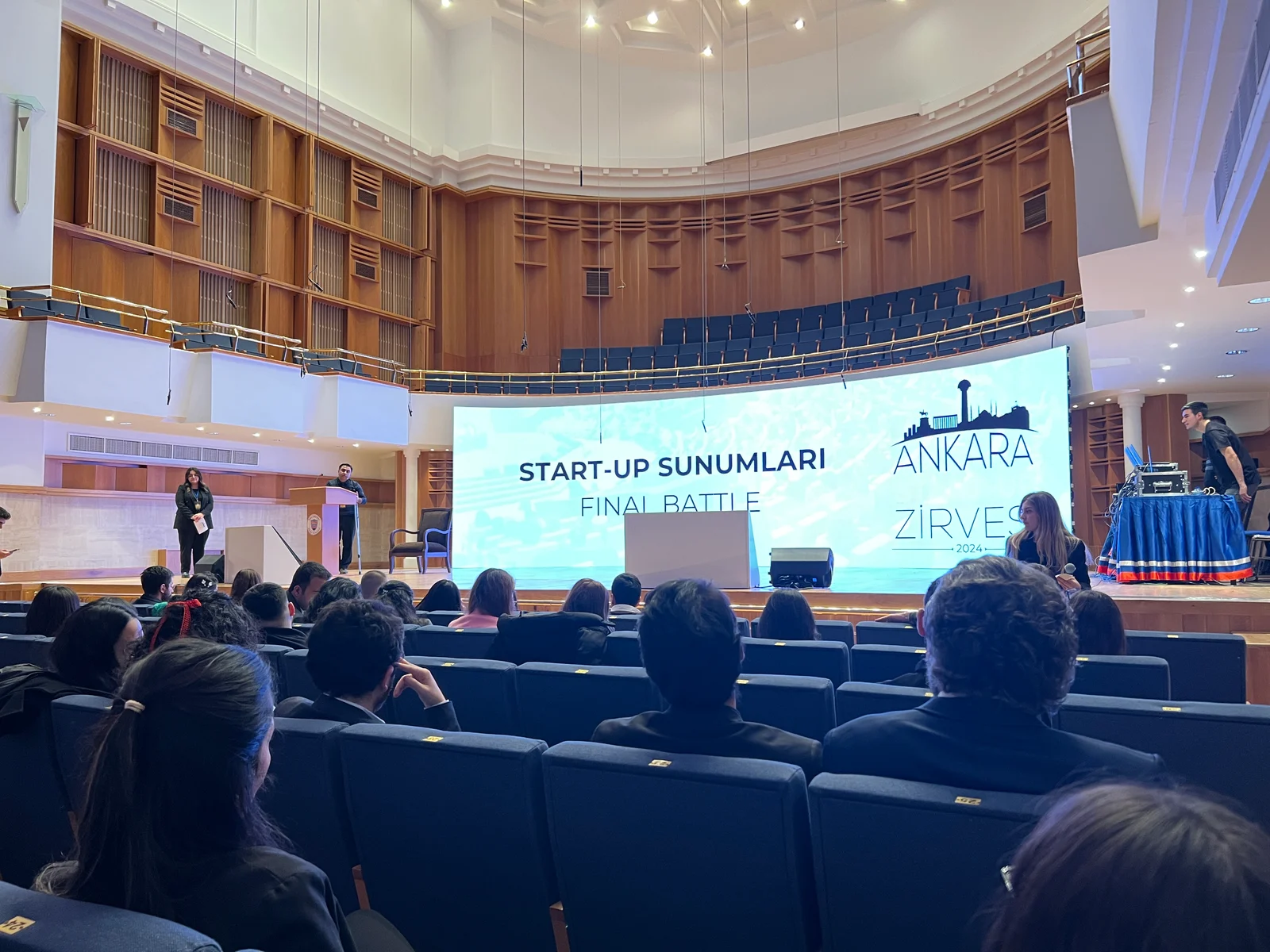 Start-up-Pitch-Finale in einem Auditorium in Ankara